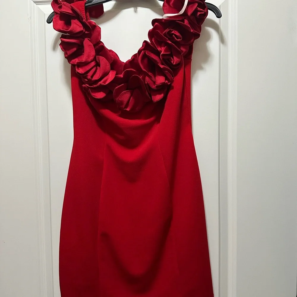 Beautiful red dress and still news - Picture 3 of 3